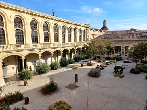 Vue de la cour d'honneur du lycée